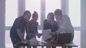 Gruppo di persone al posto di lavoro nel corso della riunione corporativa in un ufficio alla moda con la grande finestra panorami fotografia stock libera da diritti Gruppo di persone al posto di lavoro nel corso della riunione corporativa in un ufficio alla moda con la grande finestra panorami fotografia stock libera da diritti