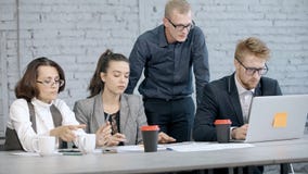 Gruppo di persone facendo uso del computer moderno e della fabbricazione confrontare le idee della r stock footage Gruppo di persone facendo uso del computer moderno e della fabbricazione confrontare le idee della r stock footage