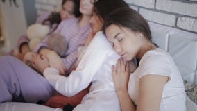 Gruppo di ragazze dopo la celebrazione della notte della gallina che dormono insieme sul letto archivi video Gruppo di ragazze dopo la celebrazione della notte della gallina che dormono insieme sul letto archivi video
