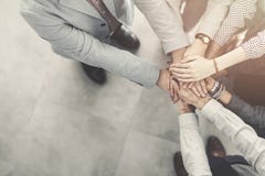 Gruppo di riuscita gente di affari corpo a corpo fotografie stock libere da diritti Gruppo di riuscita gente di affari corpo a corpo fotografie stock libere da diritti