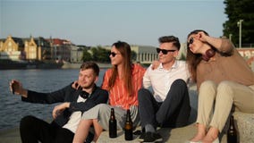 Gruppo di studenti che fanno Selfie sopra la costruzione dell'università Quattro giovani studenti felici che fanno Selfie e sorri archivi video Gruppo di studenti che fanno Selfie sopra la costruzione dell'università Quattro giovani studenti felici che fanno Selfie e sorri archivi video