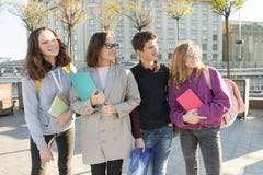 Gruppo di studenti con l'insegnante, adolescenti che parlano con insegnante femminile immagine stock libera da diritti Gruppo di studenti con l'insegnante, adolescenti che parlano con insegnante femminile immagine stock libera da diritti