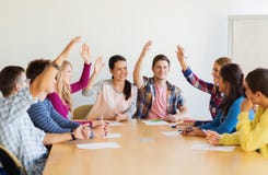 Gruppo di voto sorridente degli studenti Fotografia Stock Gruppo di voto sorridente degli studenti Fotografia Stock