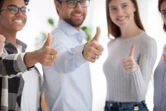 Gruppo felice della gente di affari multirazziale con i pollici su fotografie stock libere da diritti Gruppo felice della gente di affari multirazziale con i pollici su fotografie stock libere da diritti