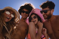 Gruppo felice di amici divertendosi alla spiaggia nel sole fotografia stock Gruppo felice di amici divertendosi alla spiaggia nel sole fotografia stock