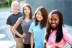 Gruppo Multi-ethnic di adolescenti fotografia stock libera da diritti Gruppo Multi-ethnic di adolescenti fotografia stock libera da diritti