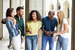 gruppo Multi-etnico di amici divertendosi insieme nel backg urbano immagini stock gruppo Multi-etnico di amici divertendosi insieme nel backg urbano immagini stock