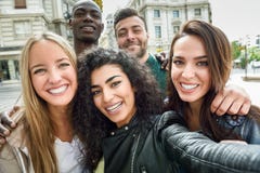 Gruppo multirazziale di giovani che prendono selfie immagine stock libera da diritti Gruppo multirazziale di giovani che prendono selfie immagine stock libera da diritti