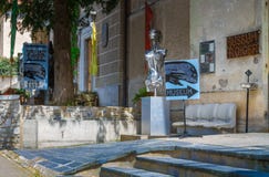 GRUYERES, SUISSE - 10 juin 2016 : Statues et décor d'heure Giger photos libres de droits GRUYERES, SUISSE - 10 juin 2016 : Statues et décor d'heure Giger photos libres de droits