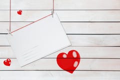 Gruß der Papierkarte und drei roter Herzen auf hölzernem weißem Hintergrund mit Kopienraum stockbild Gruß der Papierkarte und drei roter Herzen auf hölzernem weißem Hintergrund mit Kopienraum stockbild