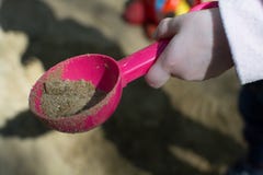 Gry na zewnątrz domu w piaskownicie zdjęcia stock Gry na zewnątrz domu w piaskownicie zdjęcia stock