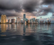 Gry sikten av Miami horisont reflekterad i vatten arkivfoto Gry sikten av Miami horisont reflekterad i vatten arkivfoto