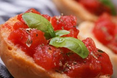 Grzanka z pomidorem i basilem makro- fotografia stock Grzanka z pomidorem i basilem makro- fotografia stock