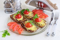 Grzanki z aubergine, serem i pomidorem na szklanym talerzu, obrazy royalty free Grzanki z aubergine, serem i pomidorem na szklanym talerzu, obrazy royalty free