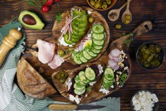 Grzanki z avocados, burakami i baleronem, zdjęcia stock Grzanki z avocados, burakami i baleronem, zdjęcia stock