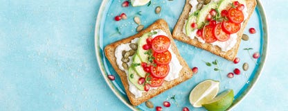 Grzanki z feta serem, pomidorami, avocado, granatowem, dyniowymi ziarnami i flaxseed flancami, Diety śniadaniowy Wyśmienicie, zdr obraz royalty free Grzanki z feta serem, pomidorami, avocado, granatowem, dyniowymi ziarnami i flaxseed flancami, Diety śniadaniowy Wyśmienicie, zdr obraz royalty free