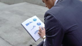 Gráficos de negocio de examen del consultor financiero pensativo, compañía que se arruina imágenes de archivo libres de regalías Gráficos de negocio de examen del consultor financiero pensativo, compañía que se arruina imágenes de archivo libres de regalías