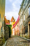 Gränd med historiska byggnader i Tallinn - Estland royaltyfri foto Gränd med historiska byggnader i Tallinn - Estland royaltyfri foto