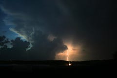 Grèves de boulon de foudre terre-à-terre du nuage d'un orage au crépuscule Grèves de boulon de foudre terre-à-terre du nuage d'un orage au crépuscule