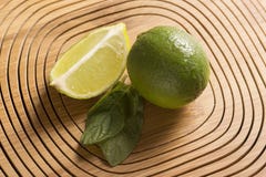 Grön citron och mintkaramell på träbakgrund arkivfoto Grön citron och mintkaramell på träbakgrund arkivfoto