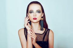 grön makeup Härlig flicka med makeup som isoleras på bakgrund Ögonsmink och sinnliga kanter elegant frisyr brunett arkivbilder grön makeup Härlig flicka med makeup som isoleras på bakgrund Ögonsmink och sinnliga kanter elegant frisyr brunett arkivbilder