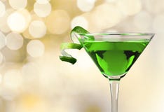 Grön Martini coctail i exponeringsglas på suddigt royaltyfria foton Grön Martini coctail i exponeringsglas på suddigt royaltyfria foton