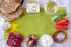 Grön torkdukebakgrund med utrymmet för en text Traditionell medelhavs- bevekelsegrund - fetaost, tzatziki, oliv royaltyfri fotografi Grön torkdukebakgrund med utrymmet för en text Traditionell medelhavs- bevekelsegrund - fetaost, tzatziki, oliv royaltyfri fotografi