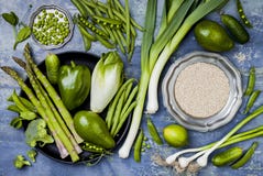 Grön veggiesgrupp Vegetariska matställeingredienser med quinoaen Grön grönsakvariation Över huvudet plant lägga arkivbild Grön veggiesgrupp Vegetariska matställeingredienser med quinoaen Grön grönsakvariation Över huvudet plant lägga arkivbild