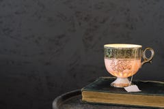 Grön vit kopp te på tappningboken, mot mörk bakgrund kopiera avst arkivfoton Grön vit kopp te på tappningboken, mot mörk bakgrund kopiera avst arkivfoton