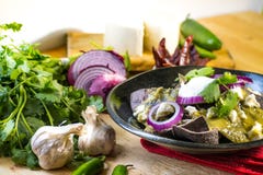 Gröna chilaquiles för traditionell mexikansk mat arkivfoto Gröna chilaquiles för traditionell mexikansk mat arkivfoto