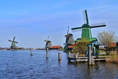 Gröna väderkvarnar i Zaanse Schans nära floden Zaan arkivbilder Gröna väderkvarnar i Zaanse Schans nära floden Zaan arkivbilder