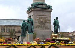 Grönsaker runt om en staty i Tyskland arkivbilder Grönsaker runt om en staty i Tyskland arkivbilder