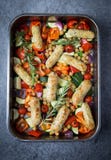 Grönsakkorv Tray Bake med rosmarin arkivfoto Grönsakkorv Tray Bake med rosmarin arkivfoto