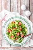 Grönsaksallad av den nya tomaten, gurkan, spenat, frize och arugula på plattan royaltyfri bild Grönsaksallad av den nya tomaten, gurkan, spenat, frize och arugula på plattan royaltyfri bild