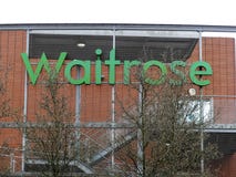 Grönt Waitrose lagertecken bak träd, Rickmansworth arkivfoton Grönt Waitrose lagertecken bak träd, Rickmansworth arkivfoton