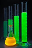 Grün in der gelben Flasche der Zylinder lizenzfreie stockbilder Grün in der gelben Flasche der Zylinder lizenzfreie stockbilder