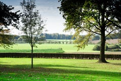 Grüne Landschaft mit Bäumen und Hecke, Margraten, Limburg, die Niederlande lizenzfreie stockfotografie Grüne Landschaft mit Bäumen und Hecke, Margraten, Limburg, die Niederlande lizenzfreie stockfotografie