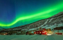 Grüne Nord- Lichter über ländlicher Grafschaft von Nord-Norwegen stockfotografie Grüne Nord- Lichter über ländlicher Grafschaft von Nord-Norwegen stockfotografie