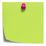Grüne quadratische klebrige Anmerkung, wenn der rosa Stift, lokalisiert ist lizenzfreie stockfotografie Grüne quadratische klebrige Anmerkung, wenn der rosa Stift, lokalisiert ist lizenzfreie stockfotografie