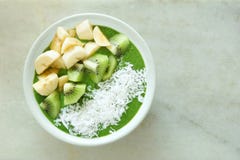Grüne Smoothieschüssel auf einem weißen Marmorhintergrund stockbild Grüne Smoothieschüssel auf einem weißen Marmorhintergrund stockbild