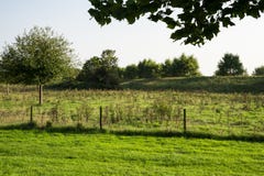 Grüne Stadtmauern und Wiese in Retranchement, die Niederlande stockbild Grüne Stadtmauern und Wiese in Retranchement, die Niederlande stockbild
