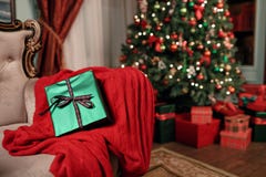 Grüne Weihnachtsgeschenknahaufnahme auf Vordergrund Bogen des roten Bandes Abstrakter Hintergrund mit unscharfen Lichtern und Bau lizenzfreie stockbilder Grüne Weihnachtsgeschenknahaufnahme auf Vordergrund Bogen des roten Bandes Abstrakter Hintergrund mit unscharfen Lichtern und Bau lizenzfreie stockbilder
