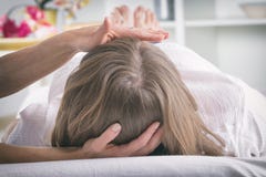 Gu?risseur professionnel de Reiki faisant le reiki photo stock Gu?risseur professionnel de Reiki faisant le reiki photo stock