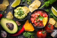Guacamole e salsa mexicanos latinamerican tradicionais do molho em b fotografia de stock royalty free Guacamole e salsa mexicanos latinamerican tradicionais do molho em b fotografia de stock royalty free
