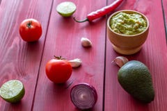 Guacamole i sk?adniki Czerwony t?o kuchnia zielon? meksyka?skiego sosu ostre tacos tradycyjne obrazy stock Guacamole i sk?adniki Czerwony t?o kuchnia zielon? meksyka?skiego sosu ostre tacos tradycyjne obrazy stock
