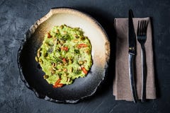 Guacamole med grillade jordnötter, svart bakgrund, bästa sikt royaltyfri fotografi Guacamole med grillade jordnötter, svart bakgrund, bästa sikt royaltyfri fotografi