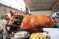 Gualaceo - Ecuador 5-5-2019: Cerdo entero, asado y listo para ser cortado en pedazos y para ser servido fotografía de archivo Gualaceo - Ecuador 5-5-2019: Cerdo entero, asado y listo para ser cortado en pedazos y para ser servido fotografía de archivo