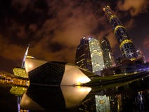 Guangzhou Chine, le 6 juin 2019 : Paysage de nuit de Guangzhou Opéra avec la réflexion avec des gratte-ciel de l'eau et de ville photographie stock Guangzhou Chine, le 6 juin 2019 : Paysage de nuit de Guangzhou Opéra avec la réflexion avec des gratte-ciel de l'eau et de ville photographie stock
