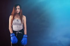 Guantoni da pugile della ragazza del pugile degno copyspace stanco e sudato immagine stock libera da diritti Guantoni da pugile della ragazza del pugile degno copyspace stanco e sudato immagine stock libera da diritti
