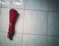 Guarda-chuva vermelho no assoalho fotografia de stock royalty free Guarda-chuva vermelho no assoalho fotografia de stock royalty free